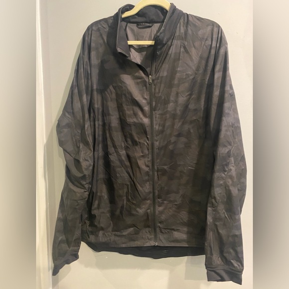 Lululemon Men’s Running Surge Jacket (black cammo) - Picture 7 of 10